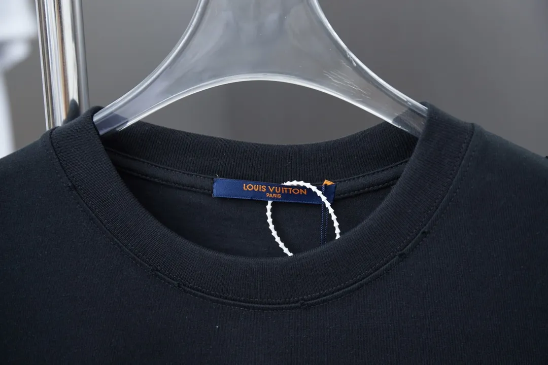 🅿️200 1V 25SS early spring new style denim splicing embroidery LV short sleeves light luxury essential item for daily commuting for men and women correct version welcome to compare detailed features · 320g 100% pure cotton double yarn jersey fabric · Special thickened 32 pieces of double-strand 1X1 thread in the same vat custom dyeing · Denim cutting and splicing ➕Various embroidery craft letters · Hem collar Cuff fraying process · Double-needle stitching across seams · Original main mark, washed tag, branded moisture-proof paper packaging Color: Black/White Size: S/M/L/XL